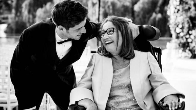 Sergi Roberto, junto a su madre en el día de su boda (Foto: Instagram).