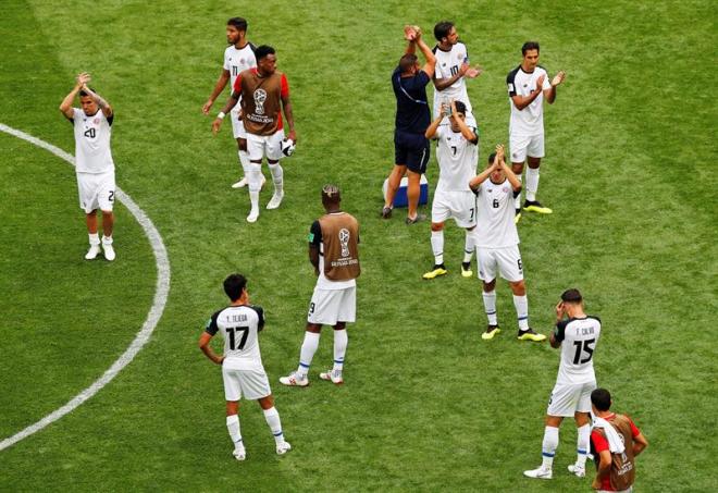 Los jugadores de Costa Rica se lamentan tras perder ante Brasil