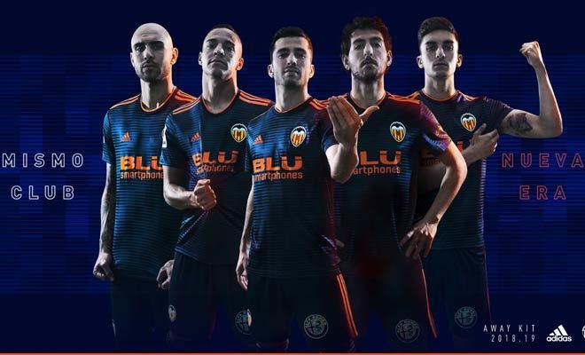 Zaza, Rodrigo, Gayà, Parejo y Ferran Torres lucen la nueva camiseta azul del Valencia.