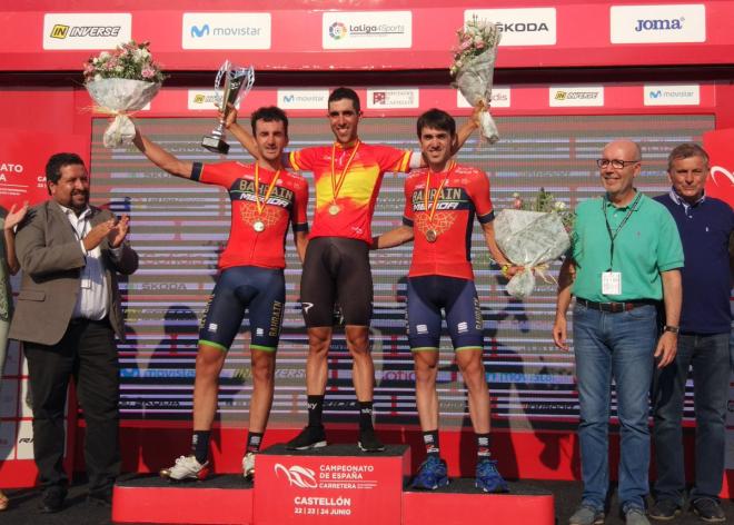 Jonathan Castroviejo en lo más alyo del podio de Castellón junto a los hermanos Izagirre (Foto: RFEC).