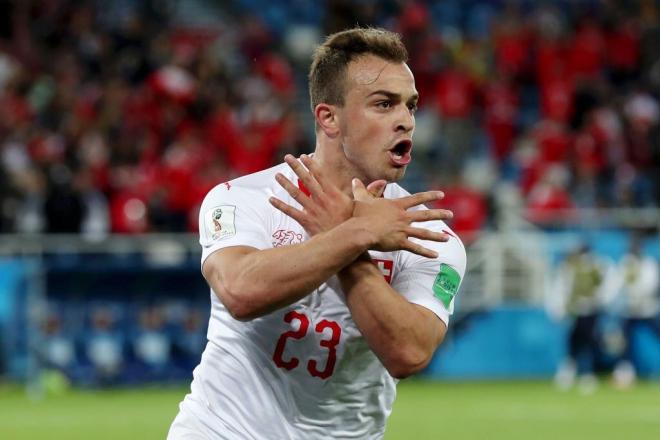 Xherdan Shaqiri celebra su gol con Suiza a Serbia en el Mundial de Rusia 2018.