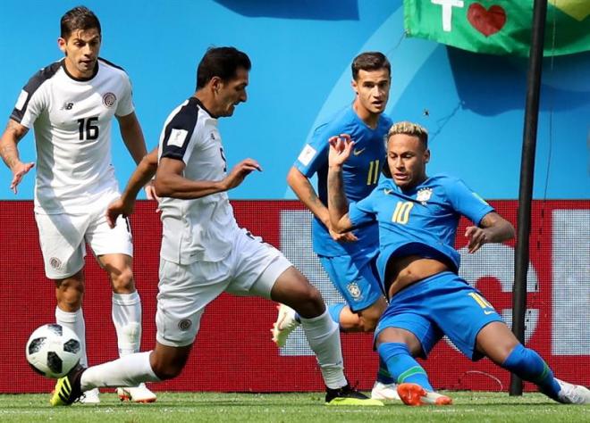 Celso Borges, centrocampista costarricense del Deportivo, pugna con un balón ante Neymar en el Mundial de Rusia 2018 (Foto: EFE).