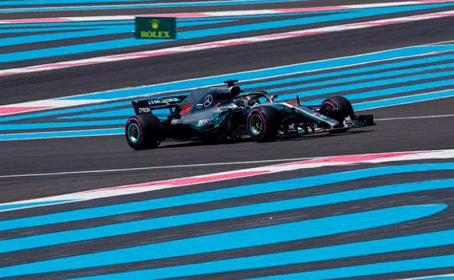 Hamilton conduce su monoplaza durante los libres del GP de Francia.