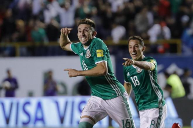 Héctor Herrera celebra un gol con México.