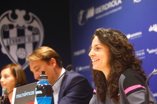 Ivana Andrés, con Quico Catalán, en su presentación como fichaje del Levante UD Femenino.
