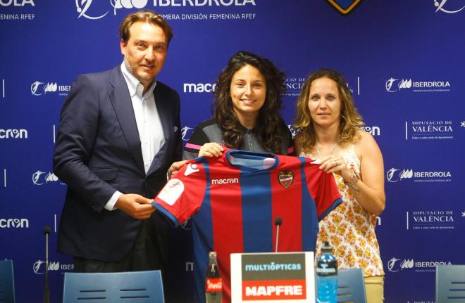 Ivana Andrés, con Quico Catalán y Maider Castillo, en su presentación como fichaje del Levante UD Femenino (Jorge Ramírez).