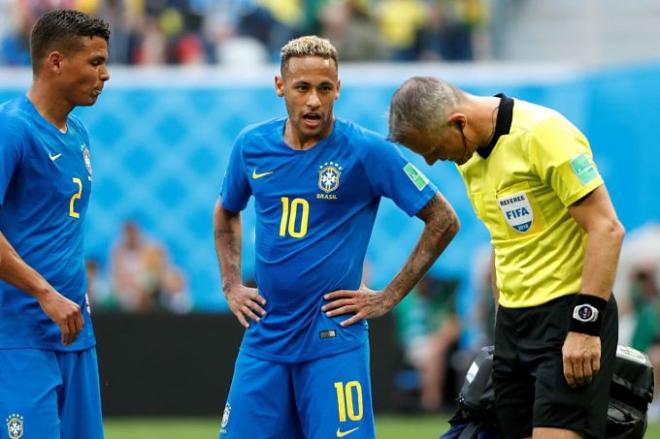 Neymar habla con el colegiado durante el encuentro Brasil-Costa Rica del Mundial de Rusia.
