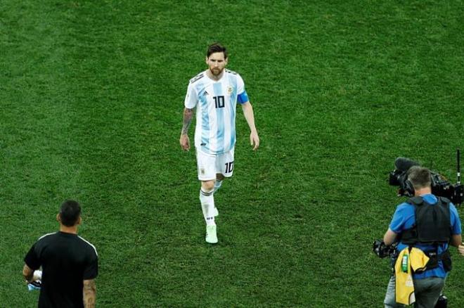 Messi se retira del terreno de juego tras la disputa del Argentina-Croacia del Mundial de Rusia.