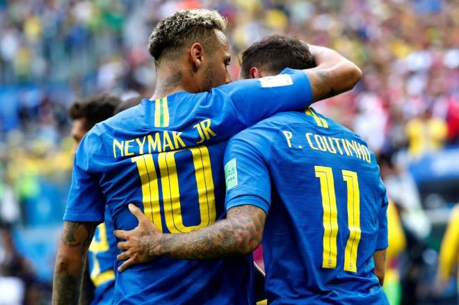 Neymar y Coutinho celebran la victoria de Brasil ante Costa Rica en el Mundial de Rusia 2018.