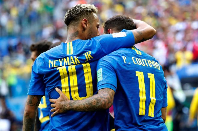 Neymar y Coutinho celebran el gol del centrocampista del Barcelona a Costa Rica en el Mundial de Rusia.