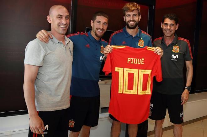 Gerard Piqué posa con una camiseta junto a Sergio Ramos, Rubiales y Fernando Hierro.