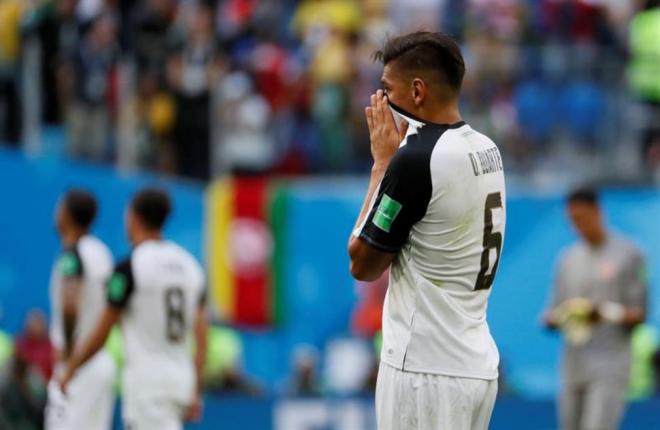 Óscar Duarte se lamenta de la derrota de Costa Rica ante Brasil.