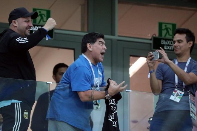 Diego Armando Maradona gesticula en una jugada durante el partido entre Argentina y Croacia en el Mundial de Rusia.