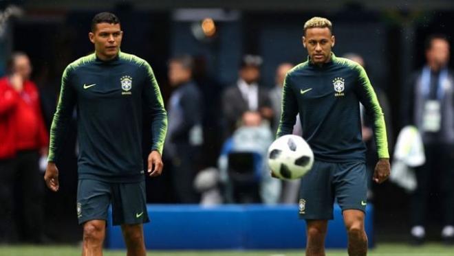 Neymar junto a Thiago Silva.