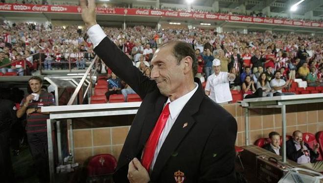 El exjugador del Sporting Enrique Castro Quini saluda a El Molinón ante los aplausos del público (Foto: LaLiga).