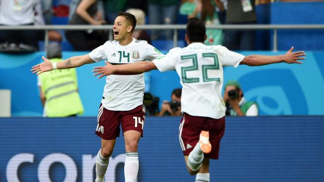 Chicharito celebra un gol con México en el Mundial 2018.