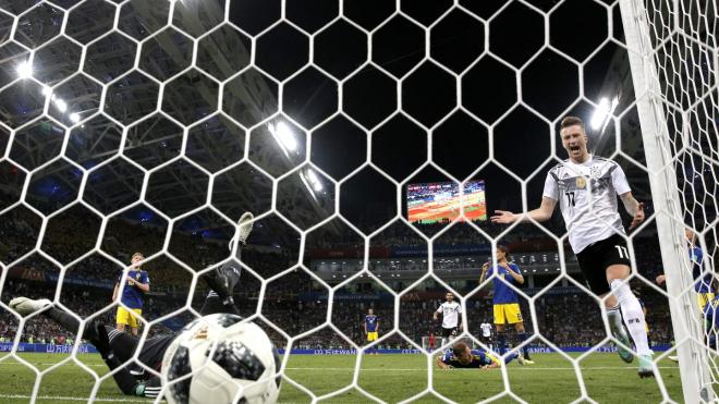 Imagen del balón en la red después de que Reus marque a Suecia y sirva de empate para Alemania.