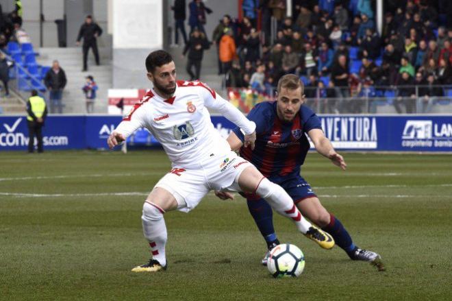 Rodri Ríos protege un balón como jugador de la Cultural Leonesa en un choque ante el Huesca.