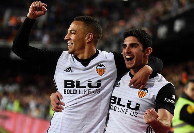 Rodrigo y Guedes celebran un gol en la temporada 2017-18. (Foto: Valencia CF).