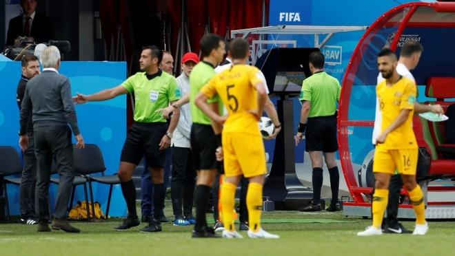 Un árbitro examina el VAR en un partido del Mundial.