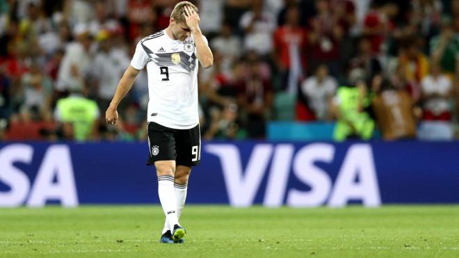Werner se lamenta en el partido entre Alemania y Suecia.