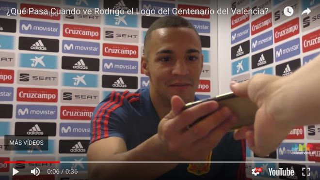 Rodrigo en el momento de conocer el logo del Centenario del Valencia.