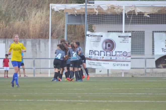 El Málaga CF Femenino B celebra uno de los goles que le otorga el ascenso a Segunda ante el Cádiz Femenino (Foto: Cádiz CF).