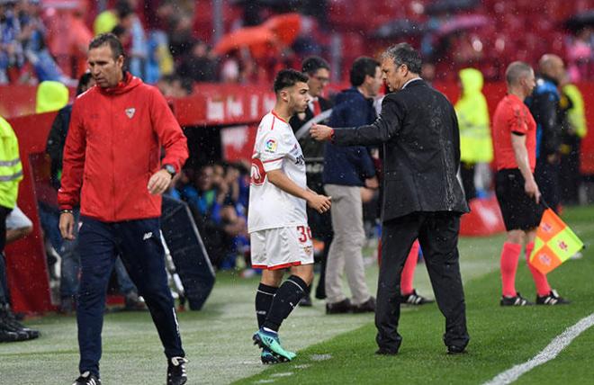 Caparrós da instrucciones a Lara en su debut con el Sevilla.