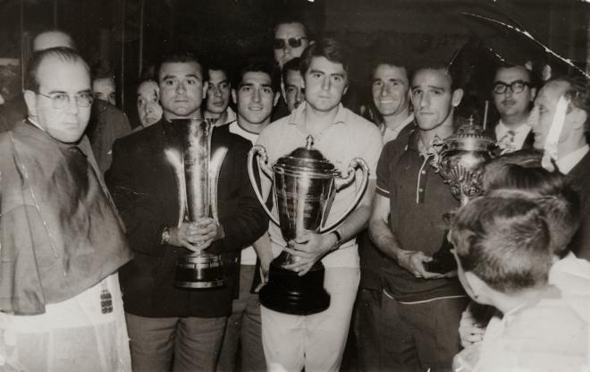Los jugadores del Real Zaragoza de 1964 ofrendan la Copa de Ferias a la Virgen del Pilar (Foto: RZ).