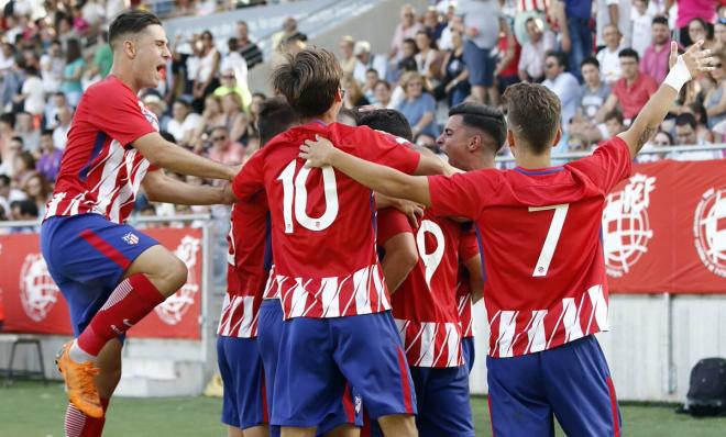 Los jugadores del Atlético celebran el gol de Giovanni.