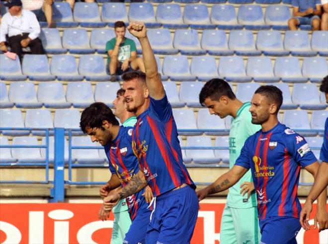 El exoviedista Pardo celebra un gol con el Extremadura.