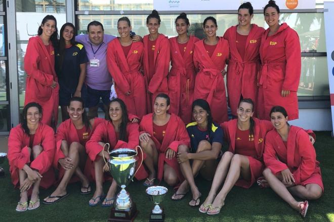 La selección española femenina de waterpolo con el Trofeo Internacional de Portugalete (Foto: RFEN).