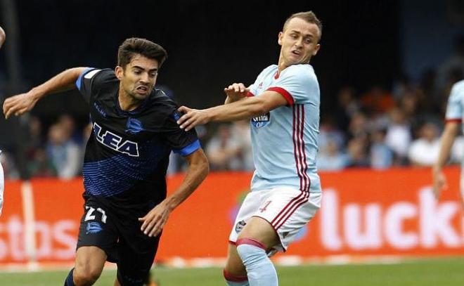 El jugador del Celta Stanislav Lobotka pugna por el esférico junto a un futbolista del Alavés la pasada temporada.