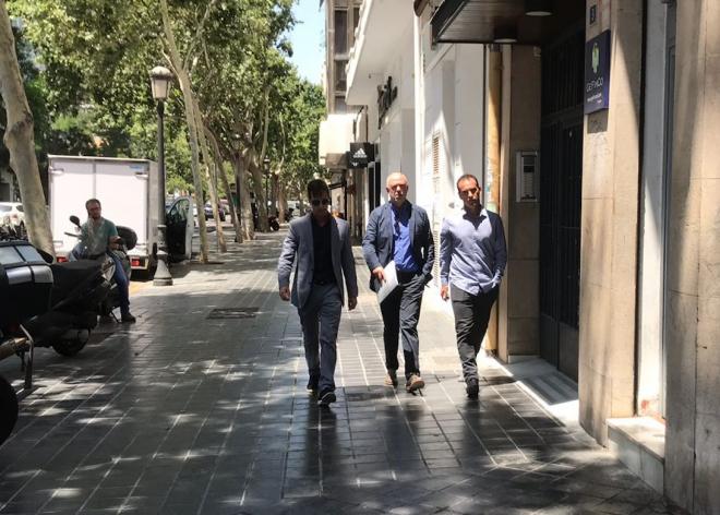 Los agentes de Javi Jiménez, a la salida de las oficinas del Valencia.