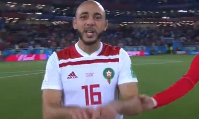 Amrabat quejándose del VAR.