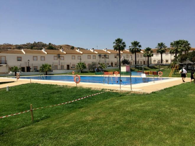 Apertura de la piscina en El Almendro, provincia de Huelva.