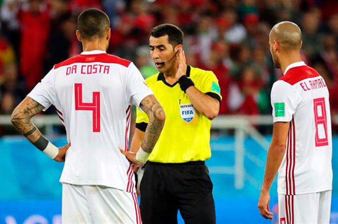 El árbitro escucha por el pinganillo en una jugada el Irán-Portugal del Mundial de Rusia.