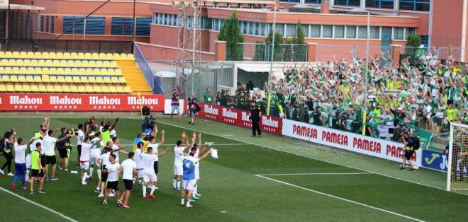 Los jugadores del Elche celebran con la afición su vuelta a Segunda en Villarreal.