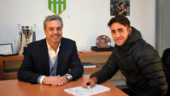 Cecchini, firmando su nuevo contrato junto al presidente del Banfield.
