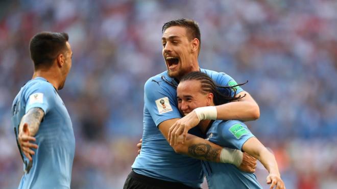 Laxalt celebra un gol con Uruguay.