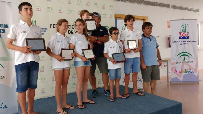 El CN Puerto Sherry celebra la victoria en el Campeonato de Andalucía por Equipos.