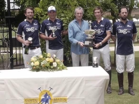 El equipo de Dos Lunas posa con el trofeo de campeón.