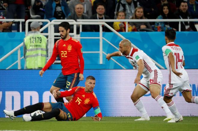 Sergio Ramos e Isco ante Marruecos en el Mundial de Rusia.