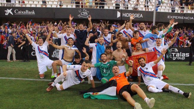 Los futbolistas del Extremadura festejan el ascenso a Segunda división.