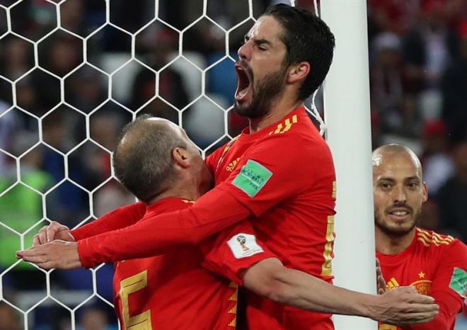 Isco celebra su gol ante Iniesta en el España-Marruecos del Mundial de Rusia.