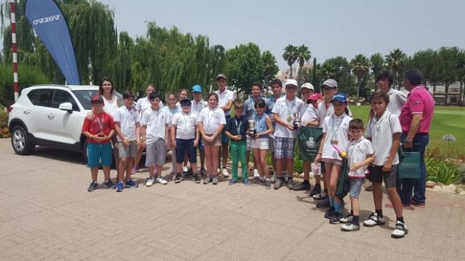 Imagen de los pequeños en el torneo de golf.