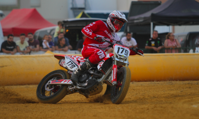 Un piloto en la prueba de Dirt Track.