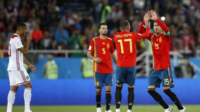 Ramos festeja con Aspas el segundo gol de España a Marruecos.