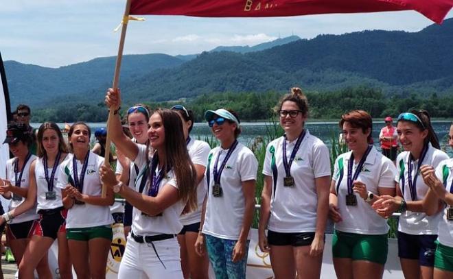 Integrantes del Naútico ocho femenino absoluto.