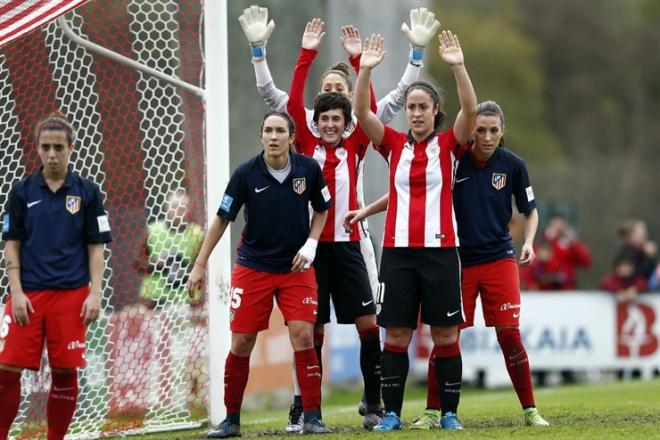 El Athletic Femenino en un duelo contra el Atlético de Madrid.